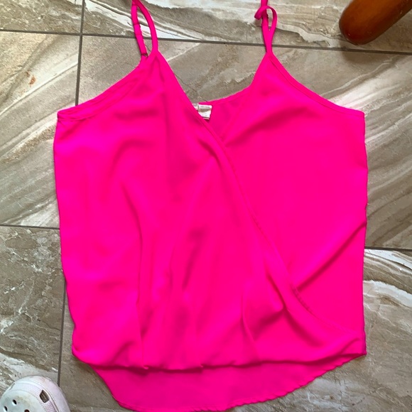 BEAUTIFUL BRIGHT PINK BLOUSE SIZE L CROSSES IN THE FRONT INTO A V BEAUTIFUL - Picture 1 of 1
